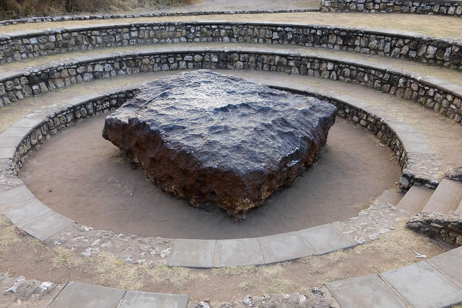 Гоба. Метеорит Гоба. Самый большой метеорит в Намибии. Метеорит Гоба и ученые. Гоба: крупнейший из найденных метеоритов.