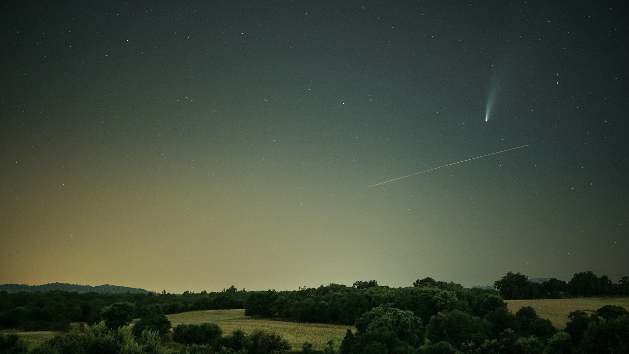 Evening meteor shower visible from a city edge with Orionids and Lyrids as examples