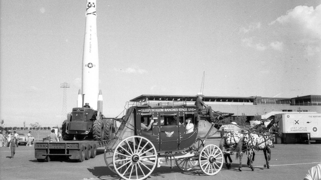 Historical reconstruction of early gunpowder rockets and fire arrows