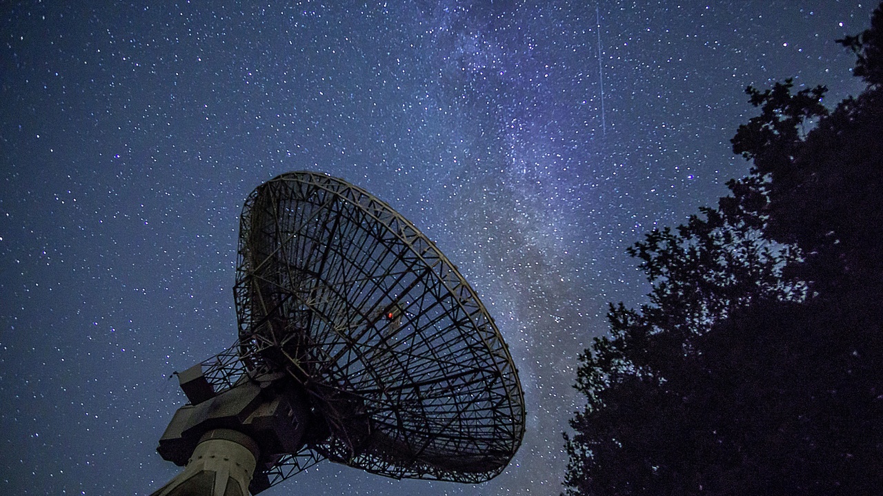Radar antenna and laser ranging setup used for planetary and spacecraft distance measurements