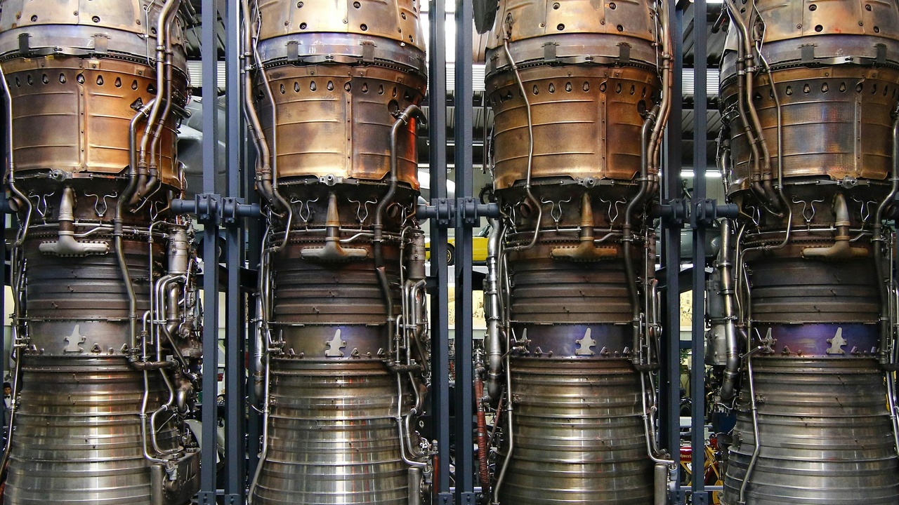 Liquid-fuel rocket launch and large rocket engines such as the F-1