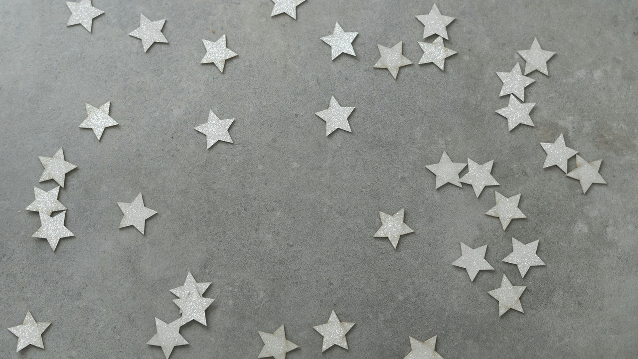 Diagram comparing the composition of a star (core fusion) with the mixed components of a galaxy (stars, gas, dust, dark matter).